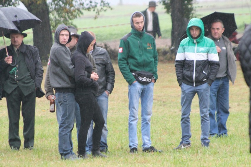 Święto Myśliwych w Smoleniu. Jurajska Gonitwa za Lisem z okazji Dnia Świętego Huberta [ZDJĘCIA]