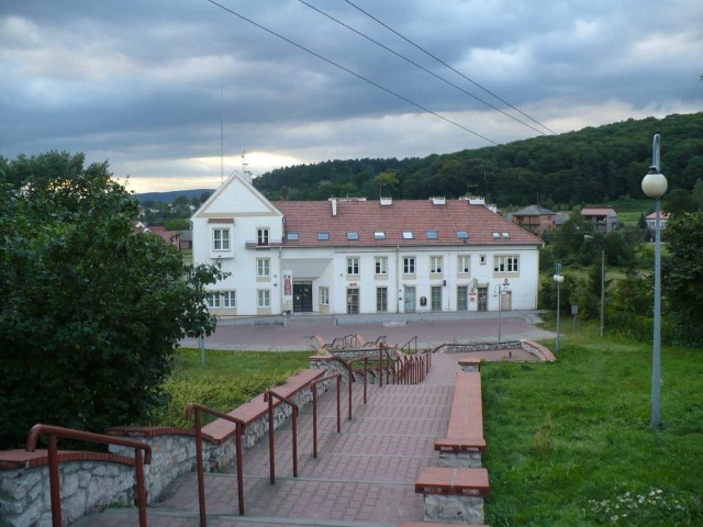 Urząd Gminy w Czernichowie, gdzie w radzie piętrzą się kłopoty. Prokuratura zajmuje się sprawą radnego Roberta J.