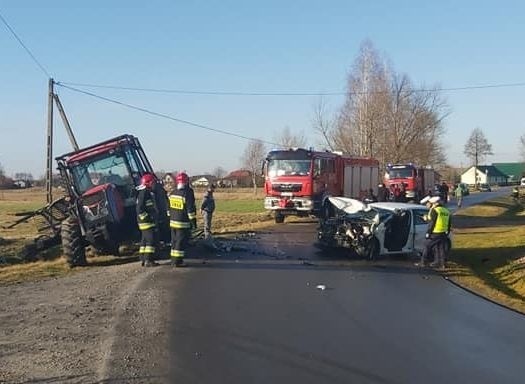 Zderzenie samochodu z traktorem w Wydrzy. Poszkodowany był zakleszczony w aucie!
