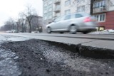 W Łodzi niszczy się auta przez dziury w jezdni