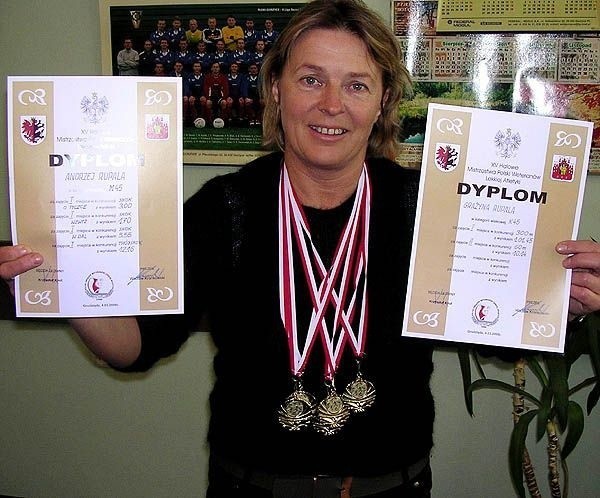 Grażyna Rupala z medalami i dyplomami zdobytymi przez siebie i męża podczas mistrzostw w Grudziądzu.