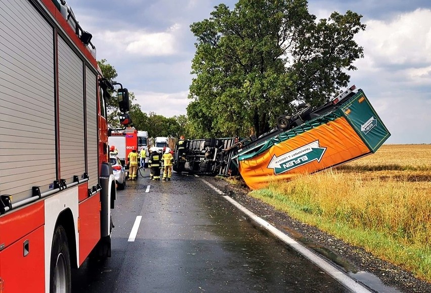 Wypadek na drodze Jawor - Legnica. Wiatr zepchnął ciężarówkę do rowu (ZDJĘCIA)