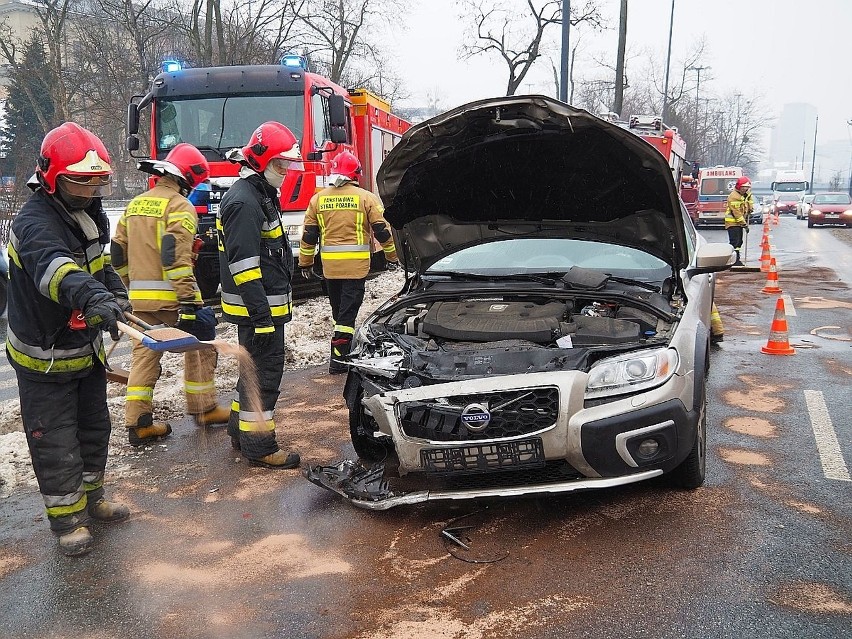 Volvo uderzyło w fiata (kierował nim 49-letni kierowca), a...