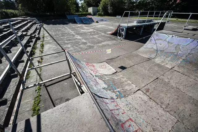 Urządzenia do zabawy na świeżym powietrzu, znajdujące się na terenie skateparku przy hali Gwardii w Koszalinie, są w dramatycznie złym stanie