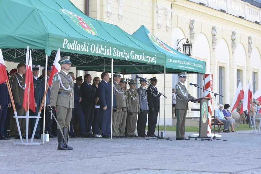 Uroczystość rozpoczął Komendant Podlaskiego Oddziału Straży...