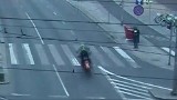 Potrącenie psa w Szczecinie. Gdzie jest motocyklista, który zabił zwierzaka? Policja opublikowała nagranie [WIDEO]