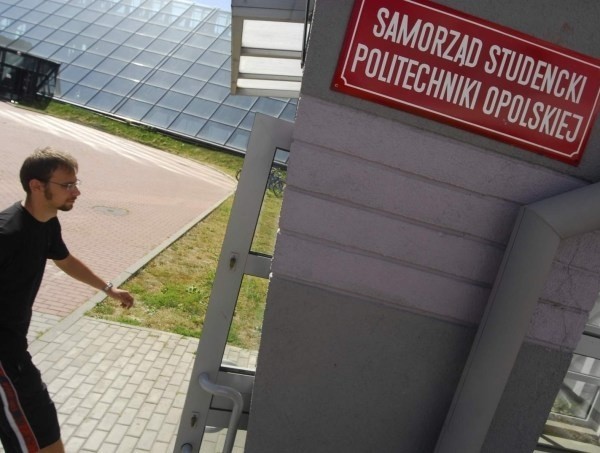 Biuro samorządu studenckiego Politechniki Opolskiej. Przychodzący do niego studenci odbijają się od drzwi.