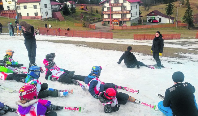 Wczoraj na resztkach śniegu na Białym Krzyżu można było jedynie prowadzić szkółkę narciarską