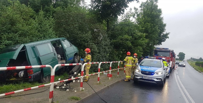 Wypadek w Czarncy w gminie Włoszczowa. Furgonetka wjechała w przydrożny słup