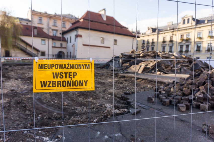 Kraków. Ruszyła przebudowa placu św. Ducha. Zrywają beton. Pojawią się na nim róże [ZDJĘCIA]