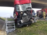 Wypadek na autostradzie A4 na wysokości wsi Olszowa. Zderzyły się 3 ciężarówki. Jezdnia w kierunku Wrocławia jest zablokowana 