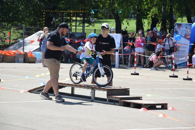 Kilkaset dzieci wzięło dzisiaj 12 czerwca udział w drugim  Rowerowym Pucharze Reksia na bielskich Błoniach. Zobacz kolejne zdjęcia. Przesuwaj zdjęcia w prawo - naciśnij strzałkę lub przycisk NASTĘPNE