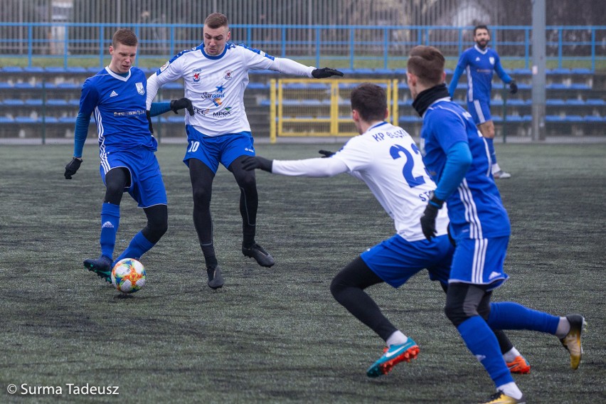 Sparing rozegrano na boisku ze sztuczną trawą na stadionie...