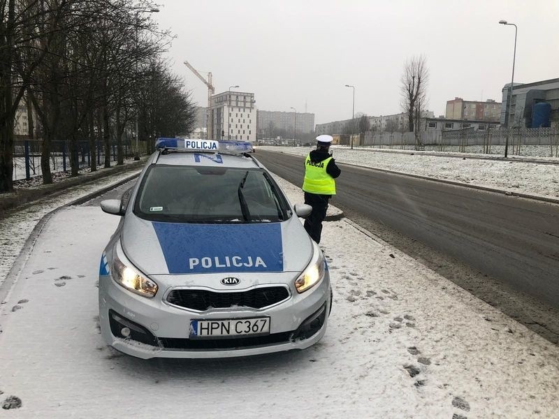 Ponad 30 zdarzeń drogowych po pierwszym śniegu. Policjanci apelują o zdjęcie nogi z gazu