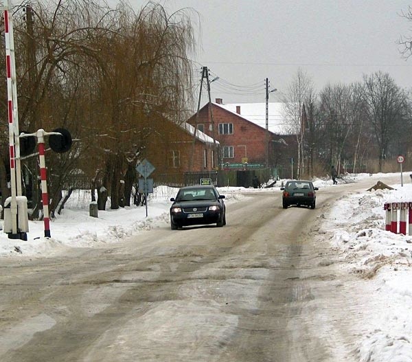 Po naszej interwencji, do Chmielowa pojechały służby drogowe, które rozbiły zalegający na torowisku lód.