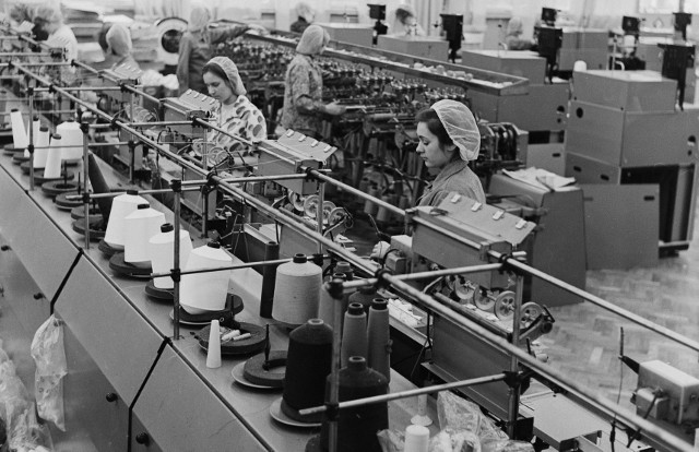 Rzadka okazja, aby zobaczyć, jak się pracowało w Nadodrzańskich Zakładach Przemysłu Lniarskiego w Nowej Soli w 1973 roku. Zobacz w galerii więcej zdjęć >>>