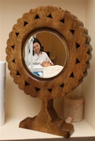 Gabinet Lumiere oferuje profesjonalne zabiegi dermokosmetyczne przeznaczone do pielęgnacji cery wrażliwej i naczyniowej.