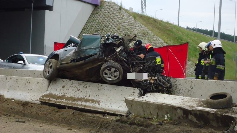 Śmiertelny wypadek niedaleko Głuchowa. Samochód spadł  z autostrady A1! ZDJĘCIA