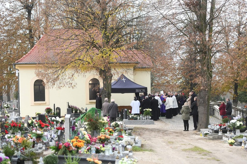 Abp Juliusz Paetz został pochowany na cmentarzu parafialnym...