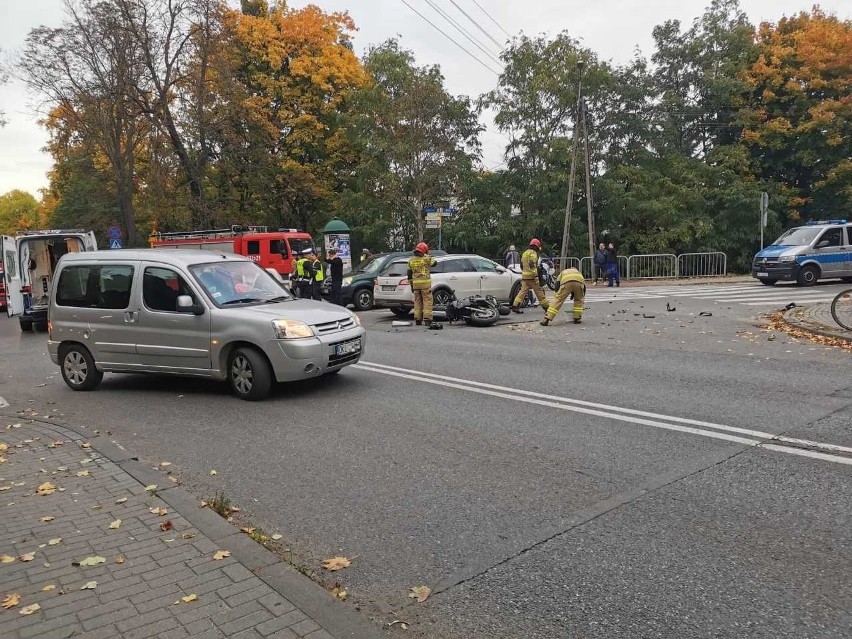 Wypadek w Kluczborku. Zderzenie motocykla z samochodem