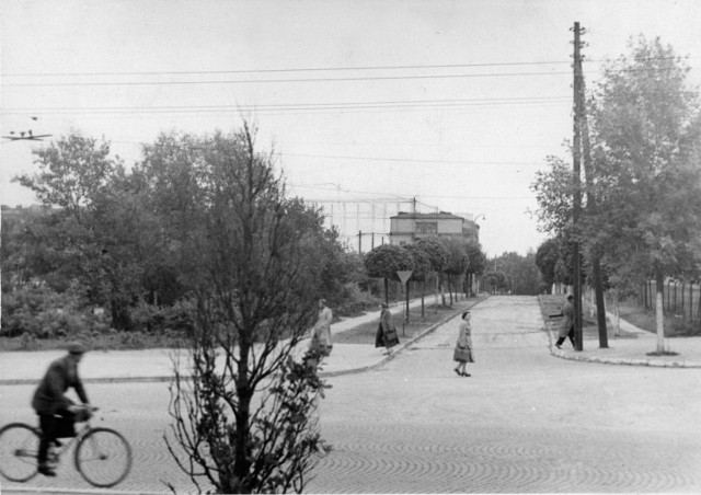 Skrzyżowanie ul. Grottgera i Al. Racławickich, 25 sierpnia 1956 roku. Teatr w Budowie i Centrum Spotkania Kultur to na razie daleka przyszłość