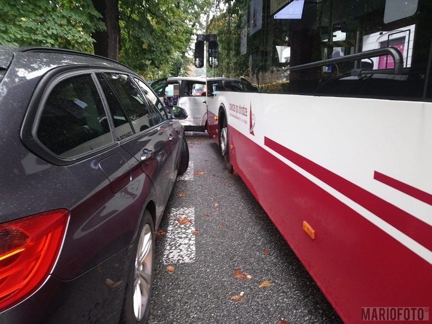 Auto zderzyło się z autobusem. Wypadek na ul. Kołłątaja w Opolu. Dwie osoby ranne