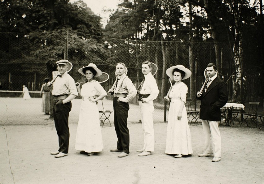 A to już zdjęcie z ok. 1915 roku z kortów tenisowych nad...