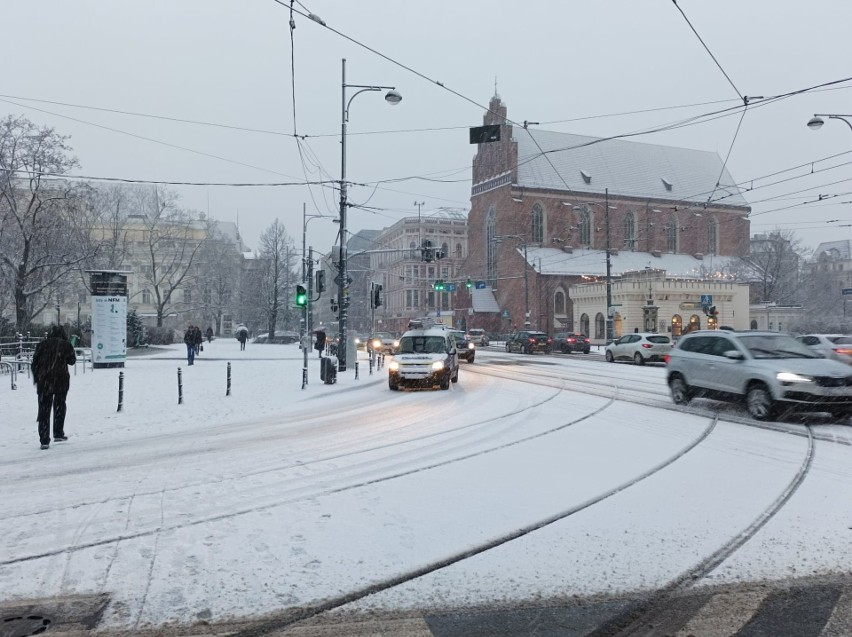 W piątkowy poranek sypnęło mokrym śniegiem we Wrocławiu....