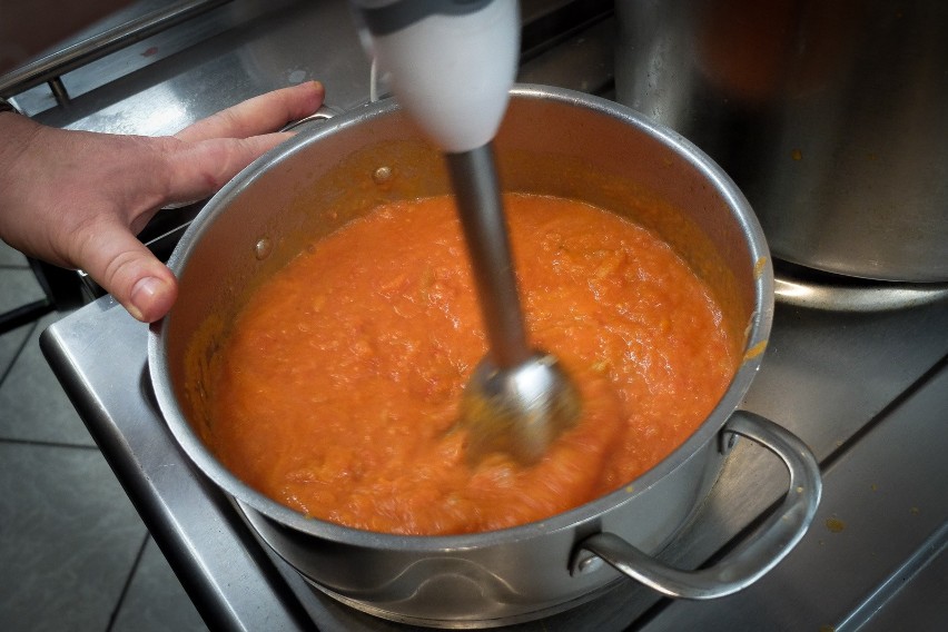 Częstym błędem podczas gotowania zupy pomidorowej jest...