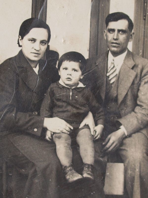 Dwuletni Karol (autor cytowanych wspomnień) na kolanach rodziców &#8211; Józefy i Jana Bauerów, 1936 rok.  