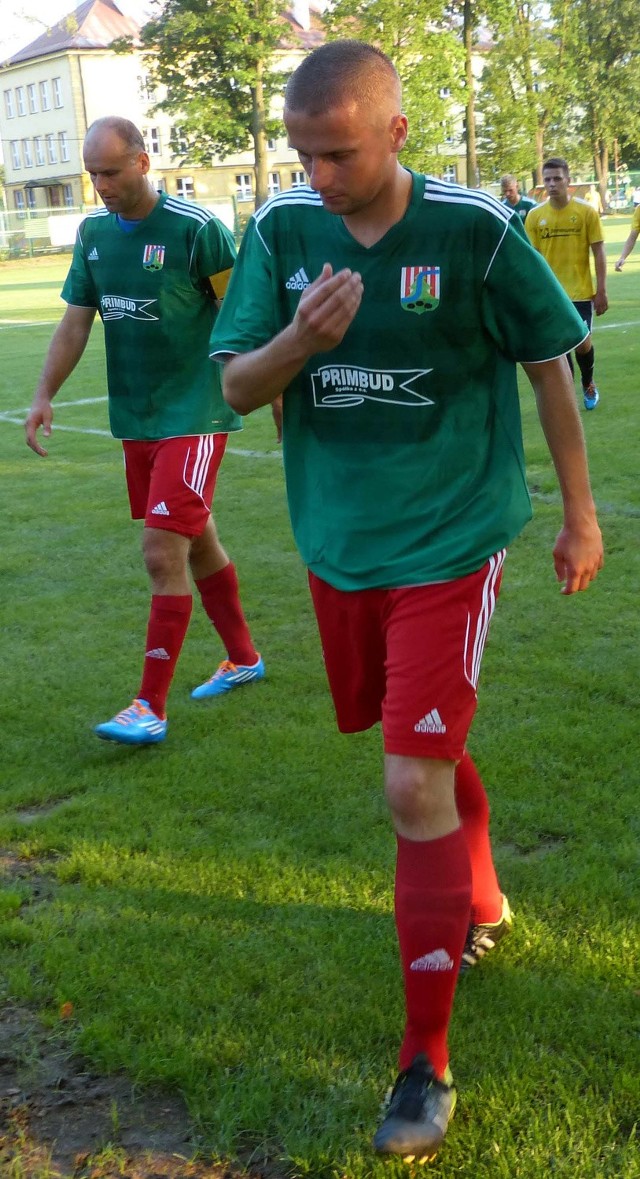 Piłkarzy Sokoła Nisko (z prawej Grzegorz Woźniak, z lewej Artur Lebioda) czeka na swoim boisku spotkanie z Bukową Jastkowice.