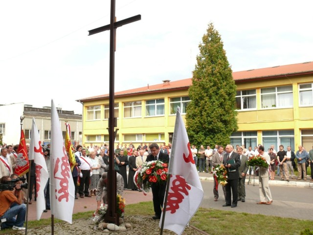 Kwiaty przy krzyżu obok Narzędziowni składa marszałek podkarpacki Zygmunt Cholewiński.