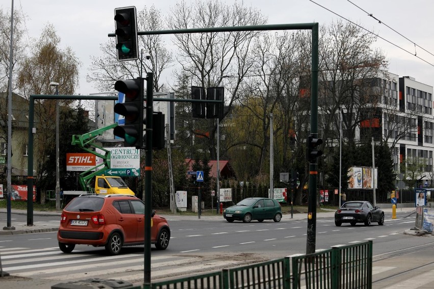 Kraków. Zamiast nowego pasa, jest węższa jezdnia ulicy Wielickiej