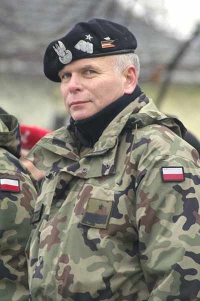 PAWEŁ LAMLA 50 lat, generał brygady, absolwent Wyższej Szkoły Oficerskiej Wojsk Pancernych i Akademii Sztabu Generalnego WP, a także Królewskiej Akademii Obrony w Londynie. W marcu 2004 roku objał dowodzenie 10 Brygadą Kawalerii Pancernej w Świętoszowie. W 2005 r. był dowódcą brygady IV zmiany PKW Irak.