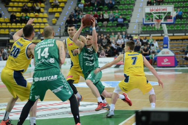 Mateusz Ponitka (z piłką) zbierał, bronił i rzucał, a kibice krzyczeli: „MVP, MVP!”. Najlepszy zawodnik rundy zasadniczej nie zawiódł.