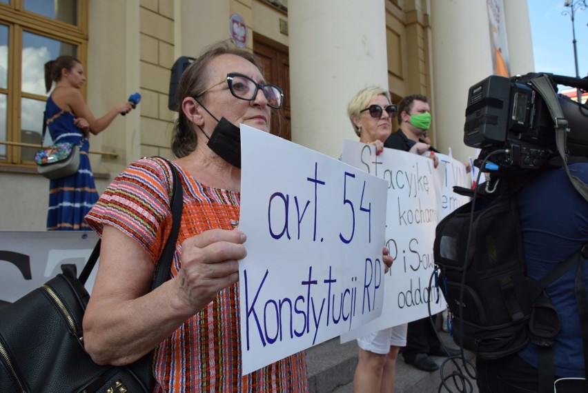 Przed lubelskim ratuszem odbyła się demonstracja w obronie wolnych mediów. Zobacz zdjęcia z protestu