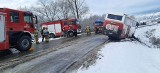 Przełęcz Snozka. Autobus z dziećmi wypadł z drogi. Wszystko przez opady śniegu [ZDJĘCIA]