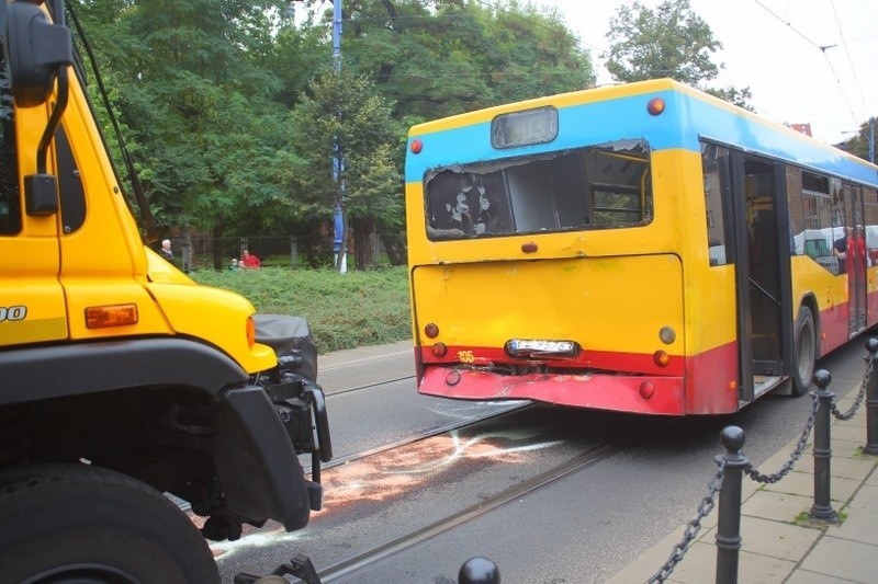 Zderzenie tramwaju i autobusu w Poznaniu.