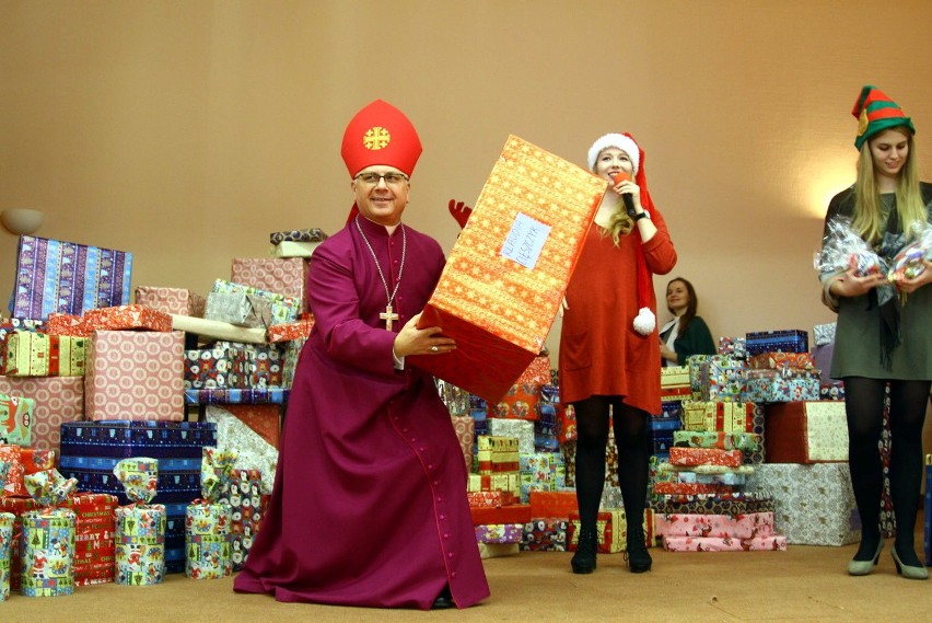 Caritas rozdał dzieciom prezenty na mikołajki (ZDJĘCIA)