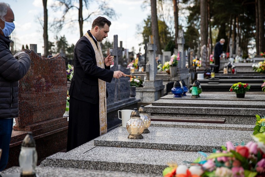 Wielkanoc. Święcenie grobów na cmentarzu prawosławnym na...