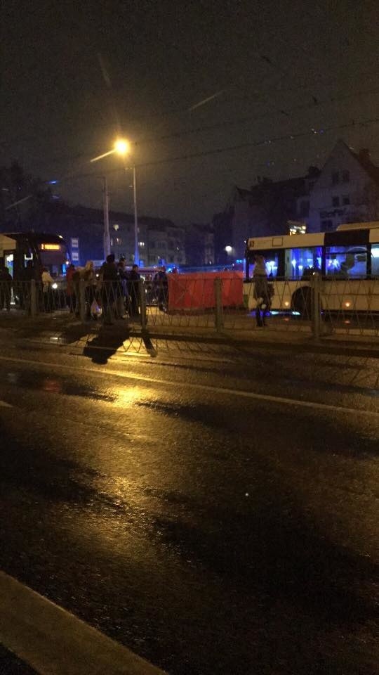 Auto wjechało w przystanek Wyszyńskiego. 5 osób rannych [zdjęcia, wideo]