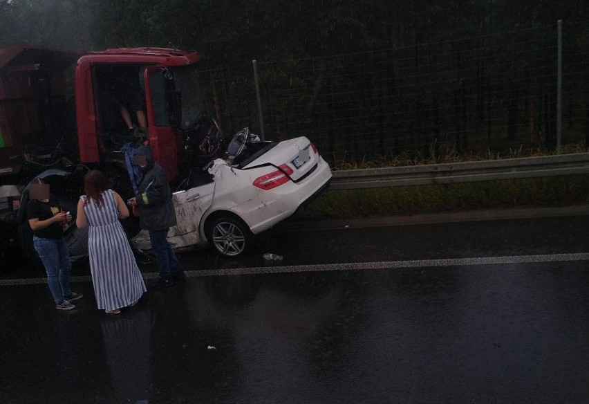 Wasilków. Wypadek śmiertelny na DK19. Mercedes wbił się pod...