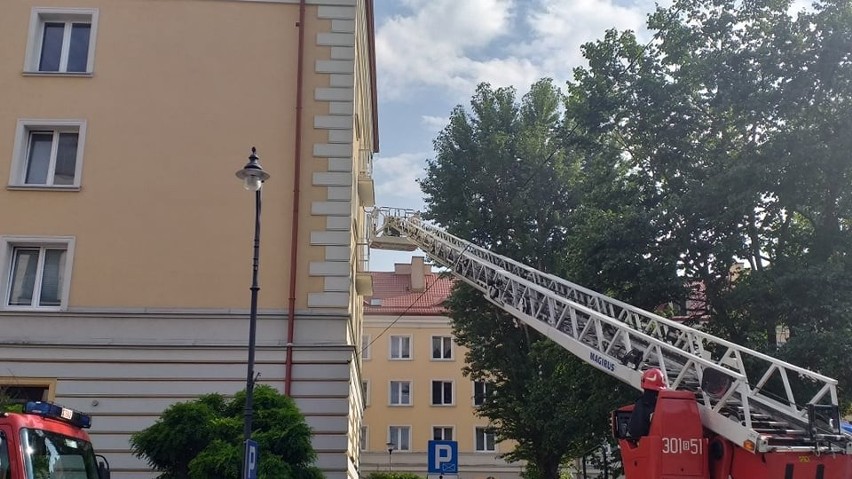 Białystok. Pożar w mieszkaniu przy ul. Lipowej. Zapalił się telewizor. Strażacy ewakuowali mieszkańców [ZDJĘCIA]