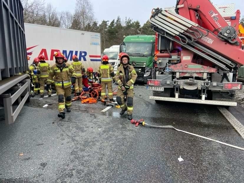 Wypadek na autostradzie na pasie w kierunku Rzeszowa