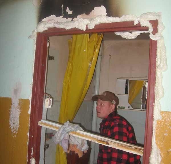 Niedziela, południe. Paweł Grzejszczyk podczas wymiany spalonych drzwi swojej łazienki.