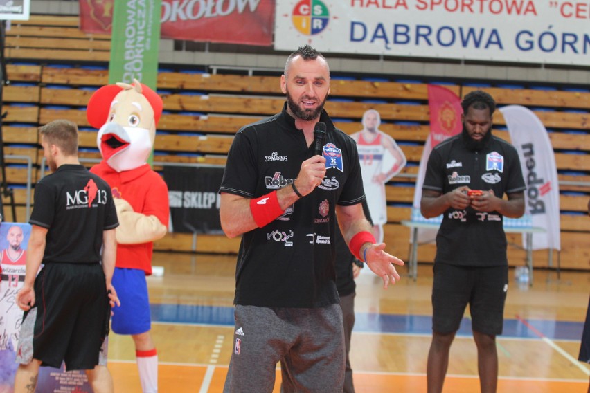 Marcin Gortat trenuje dzieci na Marcin Gortat Camp w...