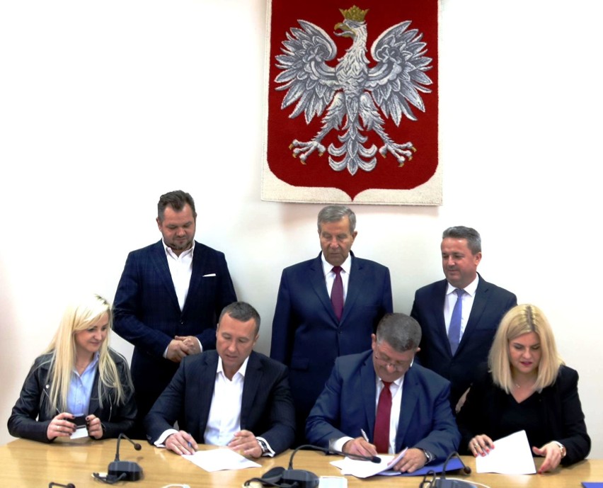 Umowę na realizację zadania w gminie Staszów podpisują:...