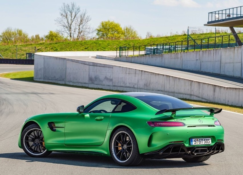 Mercedes-AMG GT R...