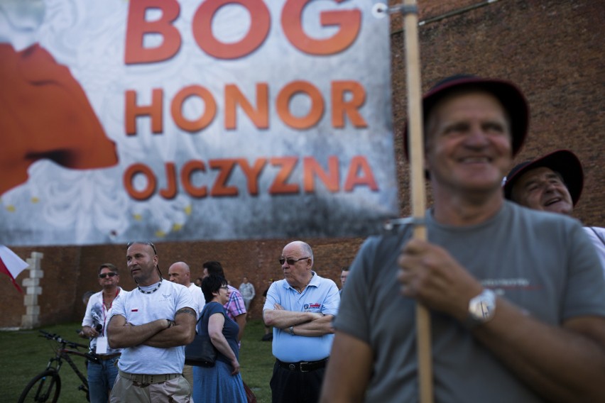 Kolejne protesty pod Wawelem w miesięcznicę pochówku Lecha i...