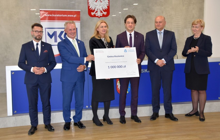 Samorządowcy z regionu radomskiego odebrali czeki. Będą inwestycje oświatowe w Radomiu, Kozienicach oraz gminach Iłża i Zakrzew